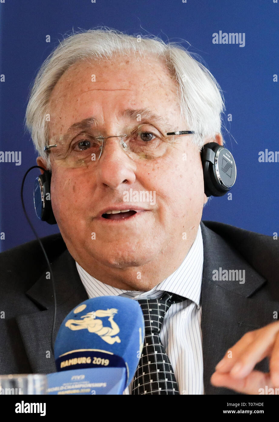 Hamburg, Deutschland. 18 Mär, 2019. Ary S. Graca, Präsident der Welt Volleyball Federation (Fivb), bei einer Pressekonferenz für die Welt Beach-volleyball Meisterschaften in Hamburg. Die FIVB Beach Volleyball WM findet vom 28. Juni bis 7. Juli 2019 in Hamburg. Credit: Christian Charisius/dpa/Alamy leben Nachrichten Stockfoto