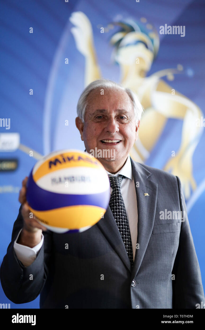 Hamburg, Deutschland. 18 Mär, 2019. Ary S. Graca, Präsident der Welt Volleyball Federation (Fivb), bei einer Pressekonferenz für die Welt Beach-volleyball Meisterschaften in Hamburg. Die FIVB Beach Volleyball WM findet vom 28. Juni bis 7. Juli 2019 in Hamburg. Credit: Christian Charisius/dpa/Alamy leben Nachrichten Stockfoto