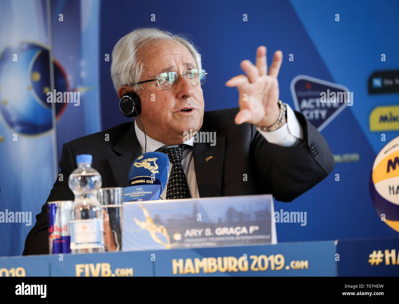Hamburg, Deutschland. 18 Mär, 2019. Ary S. Graca, Präsident der Welt Volleyball Federation (Fivb), bei einer Pressekonferenz für die Welt Beach-volleyball Meisterschaften in Hamburg. Die FIVB Beach Volleyball WM findet vom 28. Juni bis 7. Juli 2019 in Hamburg. Credit: Christian Charisius/dpa/Alamy leben Nachrichten Stockfoto