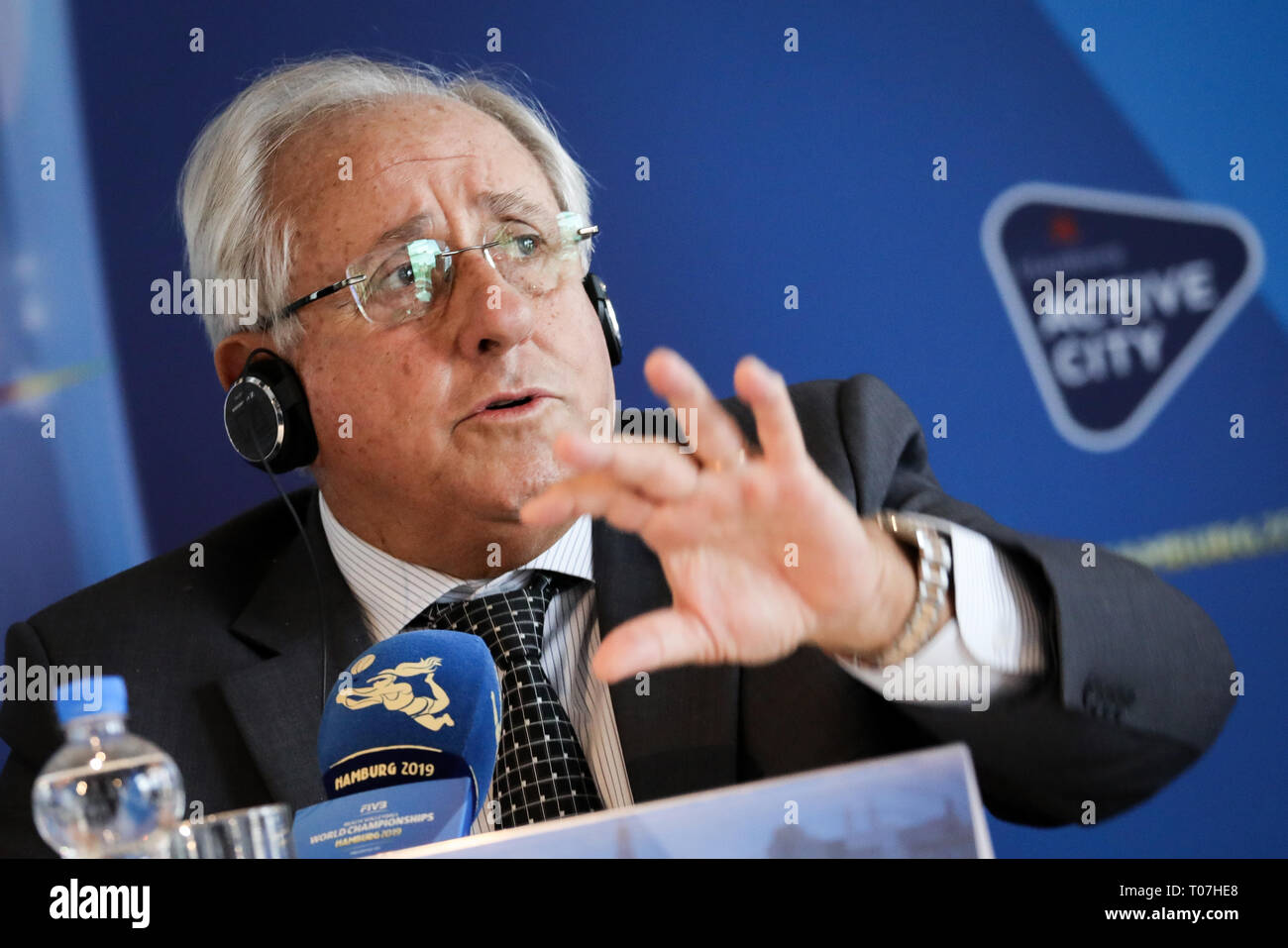 Hamburg, Deutschland. 18 Mär, 2019. Ary S. Graca, Präsident der Welt Volleyball Federation (Fivb), bei einer Pressekonferenz für die Welt Beach-volleyball Meisterschaften in Hamburg. Die FIVB Beach Volleyball WM findet vom 28. Juni bis 7. Juli 2019 in Hamburg. Credit: Christian Charisius/dpa/Alamy leben Nachrichten Stockfoto