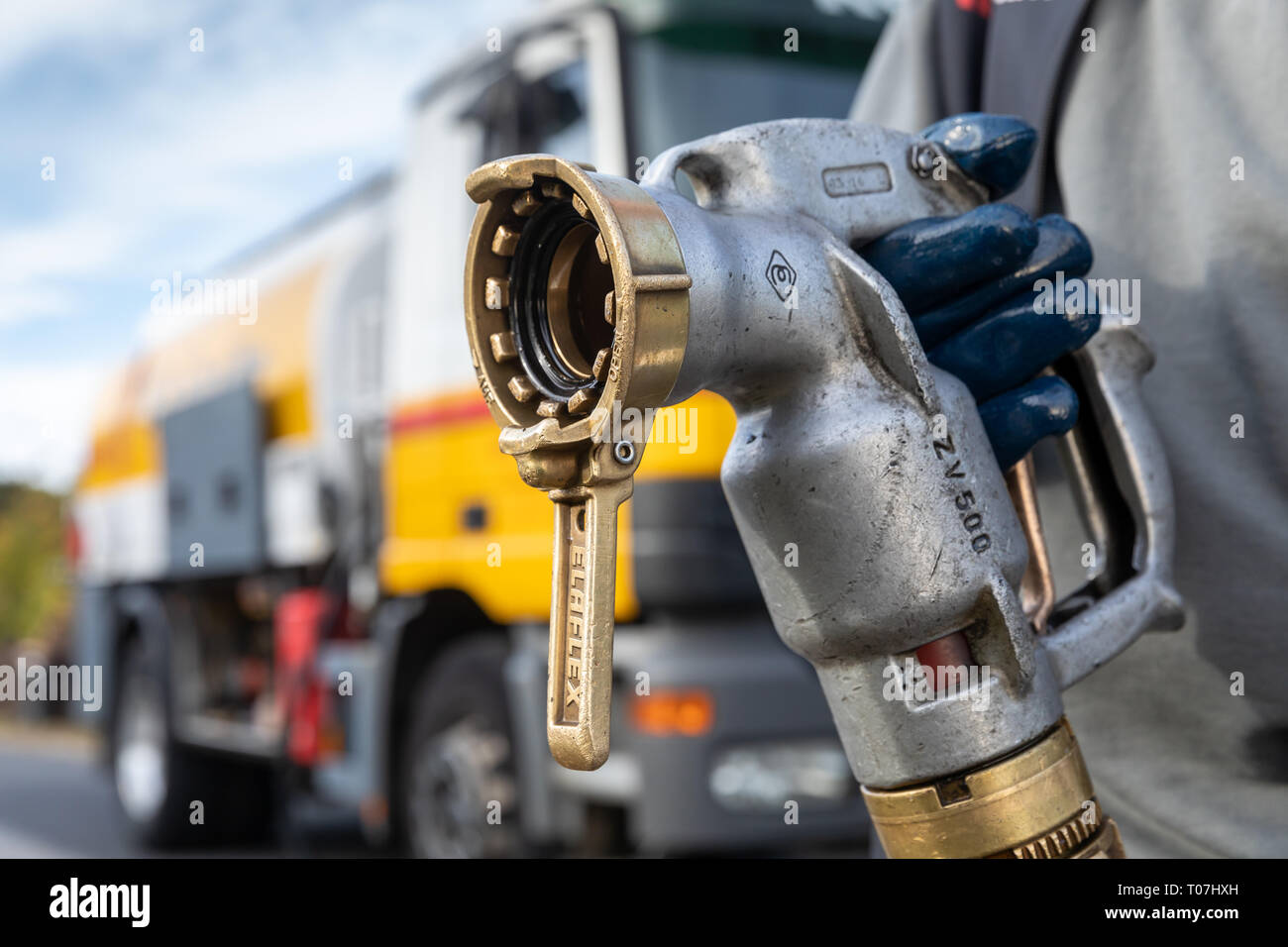 02.November 2018, Sachsen, Königsbrück: Die Füllung Düse der laden Schlauch eines Heizöl Tank-LKW, an der Köckritz Gesellschaft in Königsbrück am 02.11.2018. Foto: Thomas Schulze/dpa-Zentralbild/ZB Stockfoto