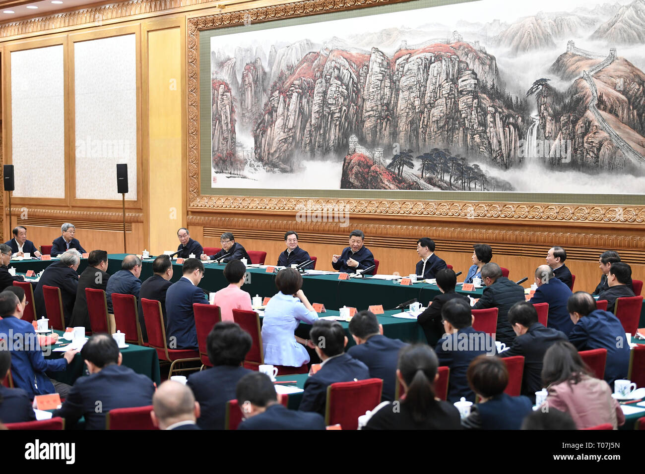 Peking, China. 18 Mär, 2019. Der chinesische Präsident Xi Jinping, auch Generalsekretär der Kommunistischen Partei Chinas und Vorsitzender der Zentralen Militärkommission, macht Bemerkungen bei den Vorsitz über ein Symposium für Lehrer der ideologischen und politischen Theorie in Peking, der Hauptstadt von China, 18. März 2019. Credit: Xie Huanchi/Xinhua/Alamy leben Nachrichten Stockfoto