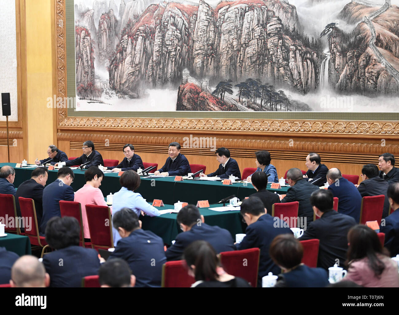 Peking, China. 18 Mär, 2019. Der chinesische Präsident Xi Jinping, auch Generalsekretär der Kommunistischen Partei Chinas und Vorsitzender der Zentralen Militärkommission, macht Bemerkungen bei den Vorsitz über ein Symposium für Lehrer der ideologischen und politischen Theorie in Peking, der Hauptstadt von China, 18. März 2019. Credit: Xie Huanchi/Xinhua/Alamy leben Nachrichten Stockfoto