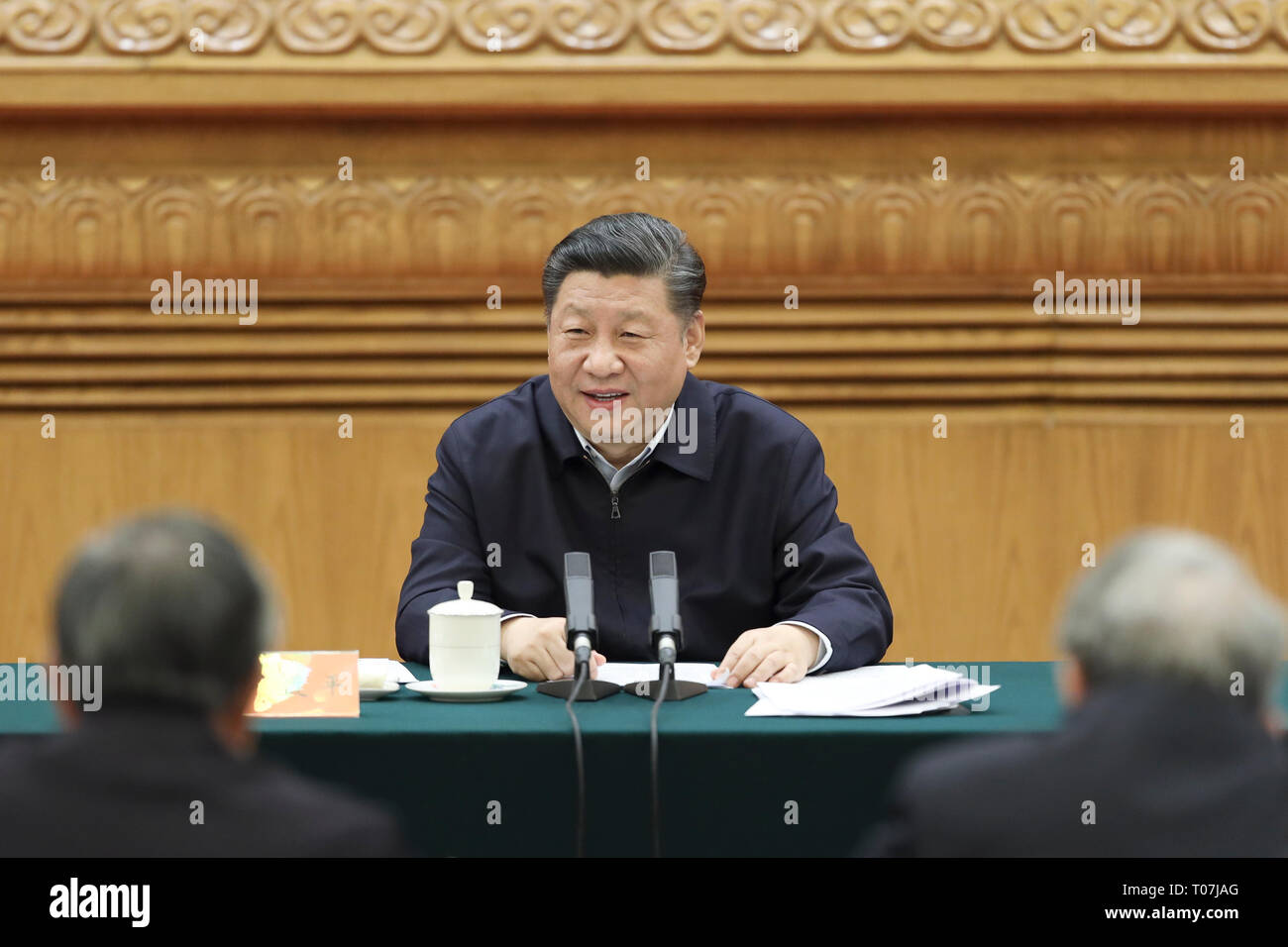 Peking, China. 18 Mär, 2019. Der chinesische Präsident Xi Jinping, auch Generalsekretär der Kommunistischen Partei Chinas und Vorsitzender der Zentralen Militärkommission, macht Bemerkungen bei den Vorsitz über ein Symposium für Lehrer der ideologischen und politischen Theorie in Peking, der Hauptstadt von China, 18. März 2019. Credit: Sheng Jiapeng/Xinhua/Alamy leben Nachrichten Stockfoto