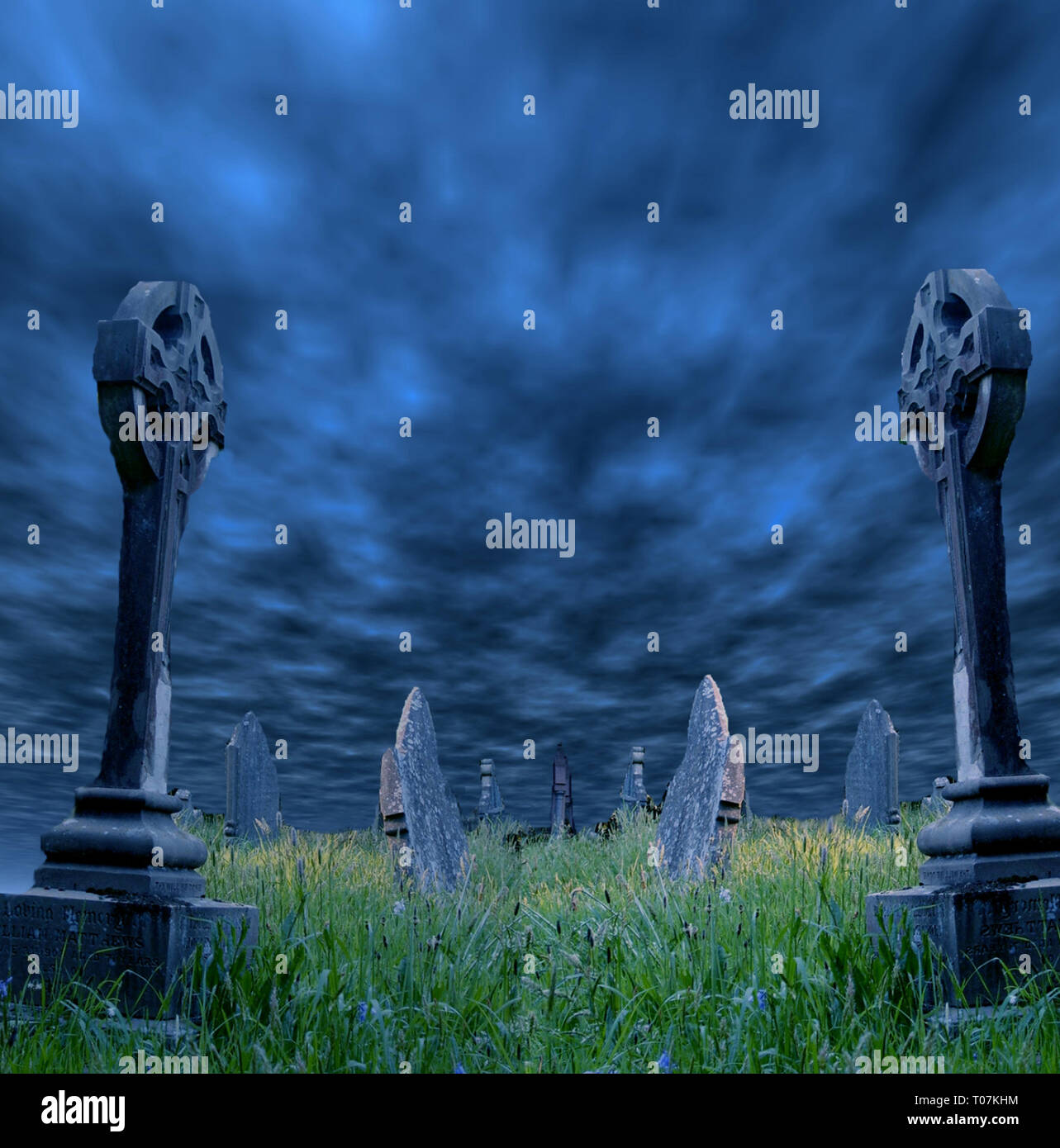 Ein furchtsames Friedhof mit Grabsteinen und Blue dark sky Stockfoto