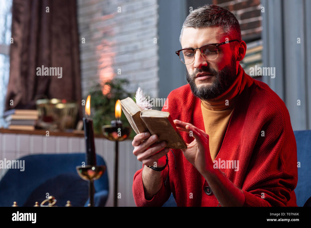 Man Gefühl der Freude und in der Lesung Bücher für Magier beteiligt Stockfoto