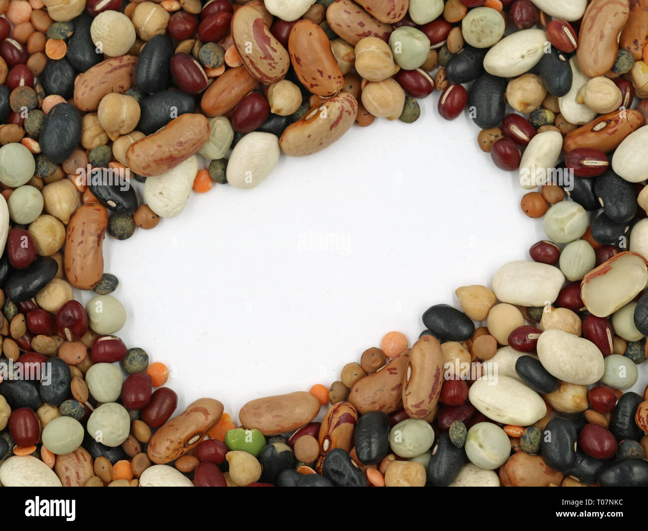 Nahaufnahme der gemischten bunten Hülsenfrüchte mit Kopie Raum in der Mitte auf weißem Hintergrund, Ansicht von oben Stockfoto