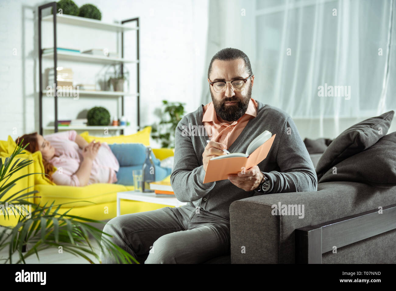 Aufmerksame Psychologen in seine persönlichen Zeitplan suchen Stockfoto