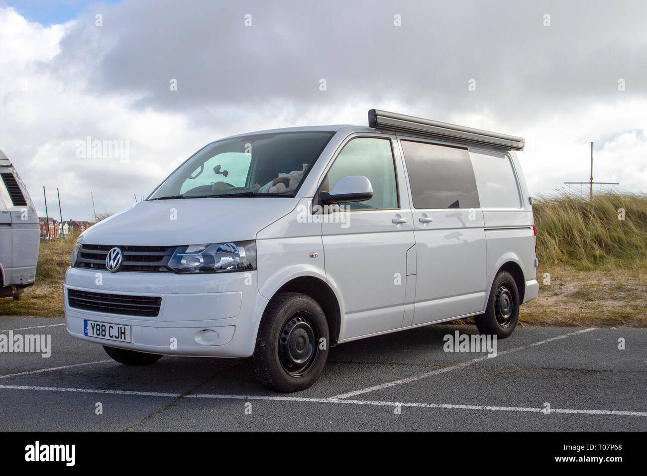 2015 White Volkswagen Transporter T28 Tline 102 TDI 1968ccm Diesel-Kastenwagen LCV geparkt in Southpoort, UK Stockfoto