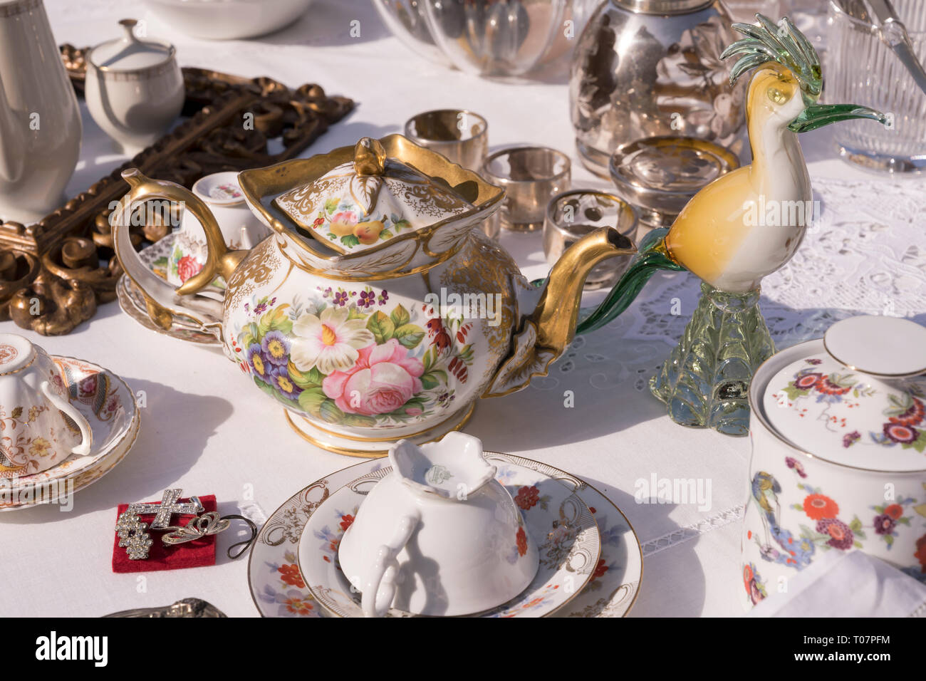 Detail aus Glas Vogel und Vintage Tee unter China cups auf Verkauf am Markt, im Winter Licht in Cremona, Lombardei, Italien geschossen Stockfoto