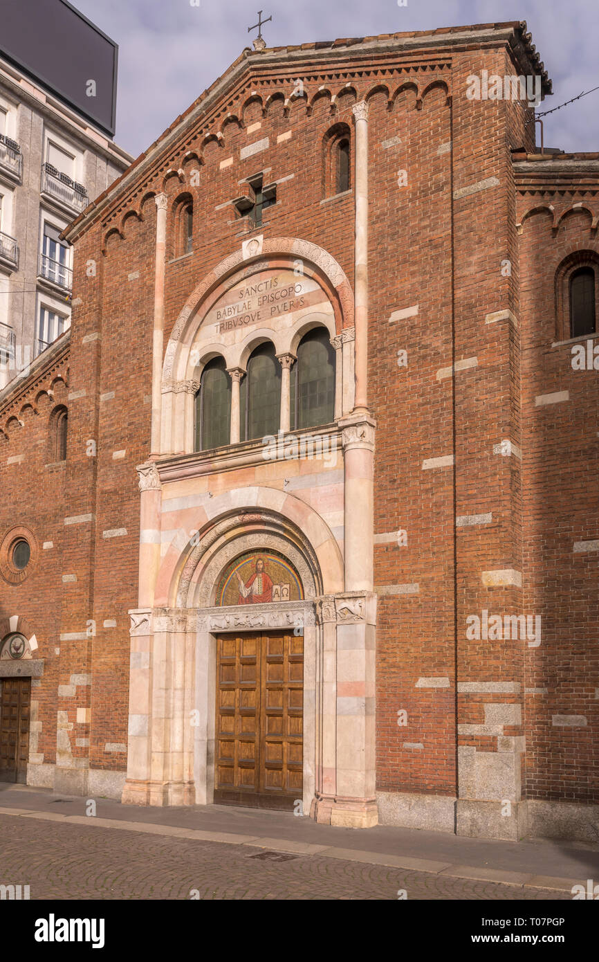 Portal der romanischen Kirche San Babila im Stadtzentrum, im Winter Licht in Mailand, Lombardei, Italien geschossen Stockfoto