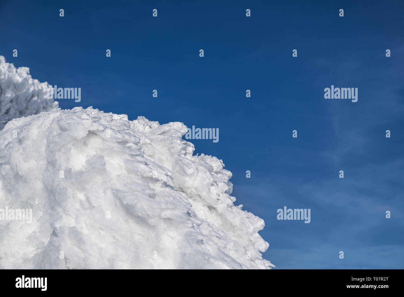 Schnee oder Schnee auf dem Gipfel. Blauen Himmel im Hintergrund. Stockfoto