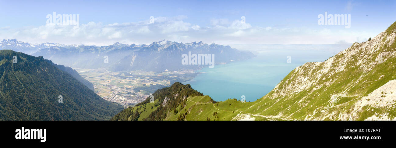 Alpine Blick auf Berge, Felsen, Wege, Wälder und Berge rund um den Genfer See in der Schweiz. Stockfoto
