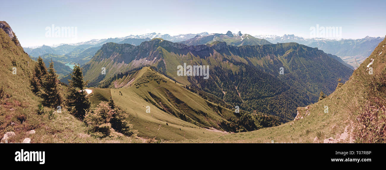 Alpine Blick auf Berge, Felsen, Wege, Wälder und Berge rund um den Genfer See in der Schweiz. Stockfoto