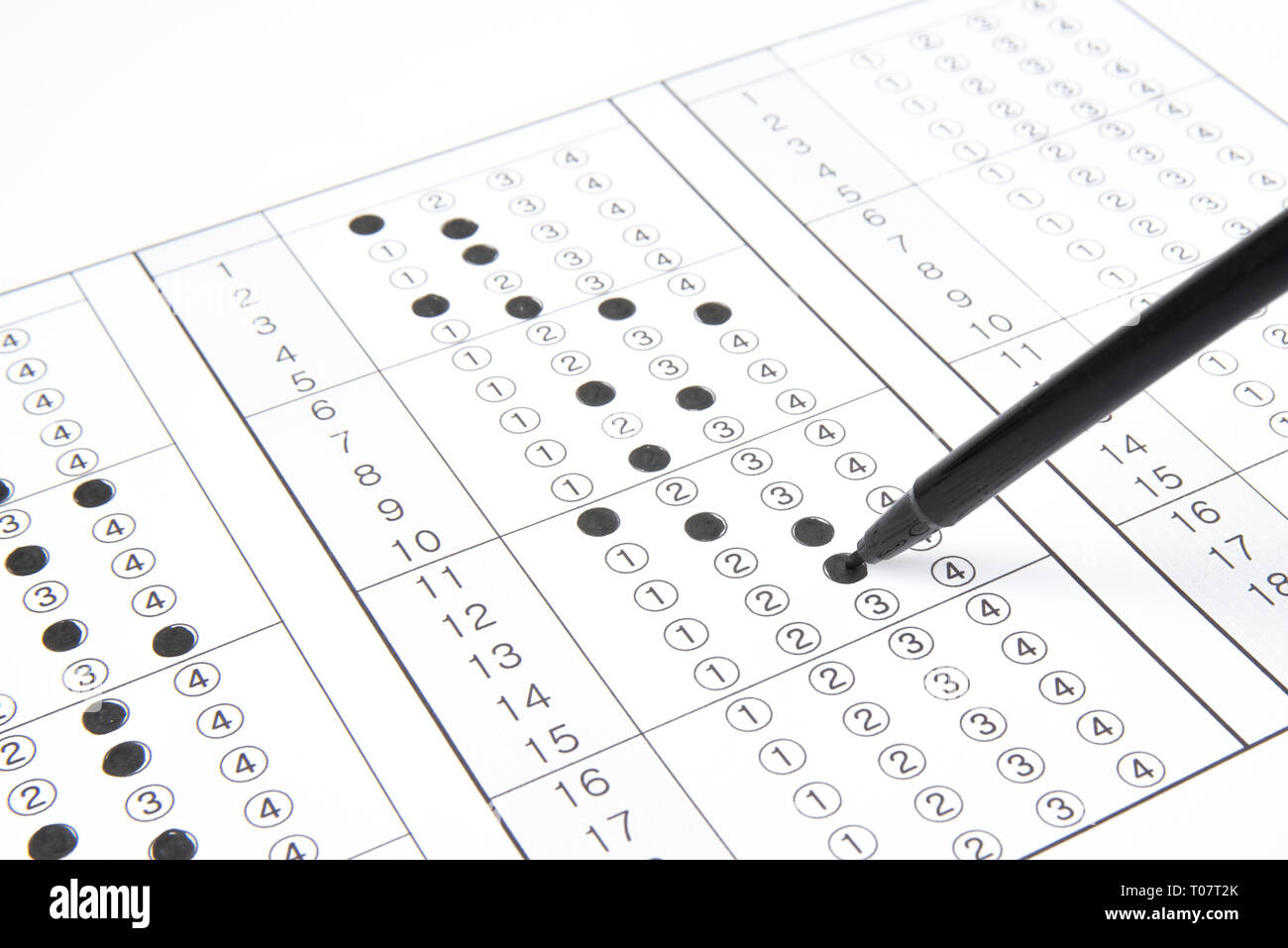 Man füllt OME-Blatt Übergabe mit Stift. Stockfoto