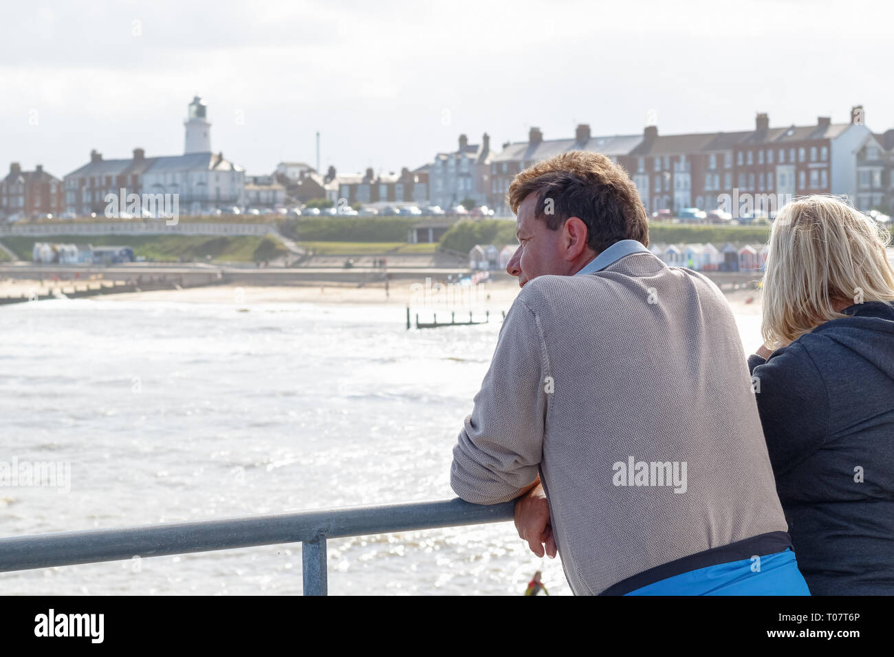 Southwold, Großbritannien - 10 September, 2018 - zwei Touristen mit Blick über die schöne Aussicht auf Southwold vom Pier Stockfoto