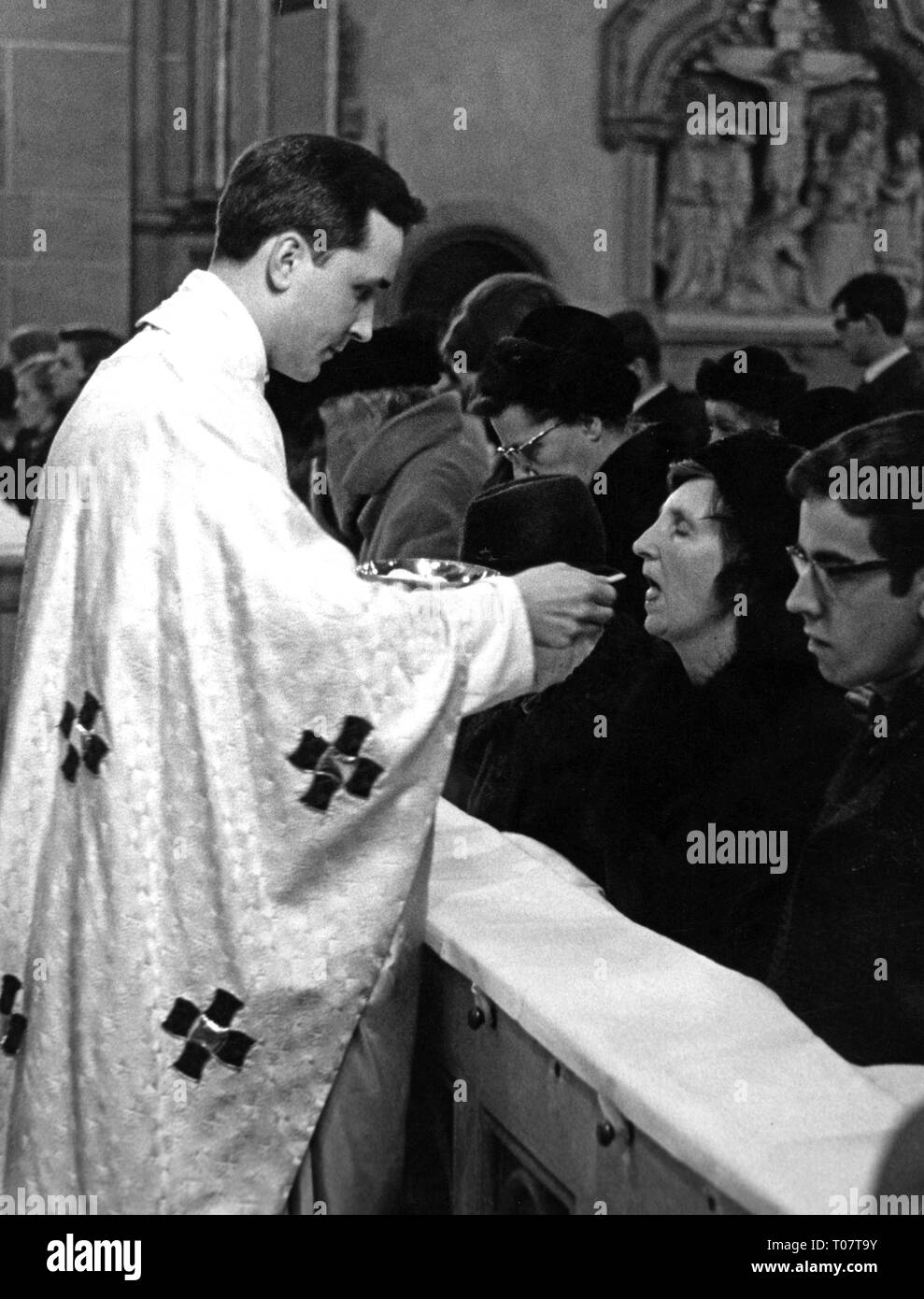 Religion, Christentum, Kleriker, der katholische Priester bei der Heiligen Kommunion, 1950er Jahre, Additional-Rights - Clearance-Info - Not-Available Stockfoto