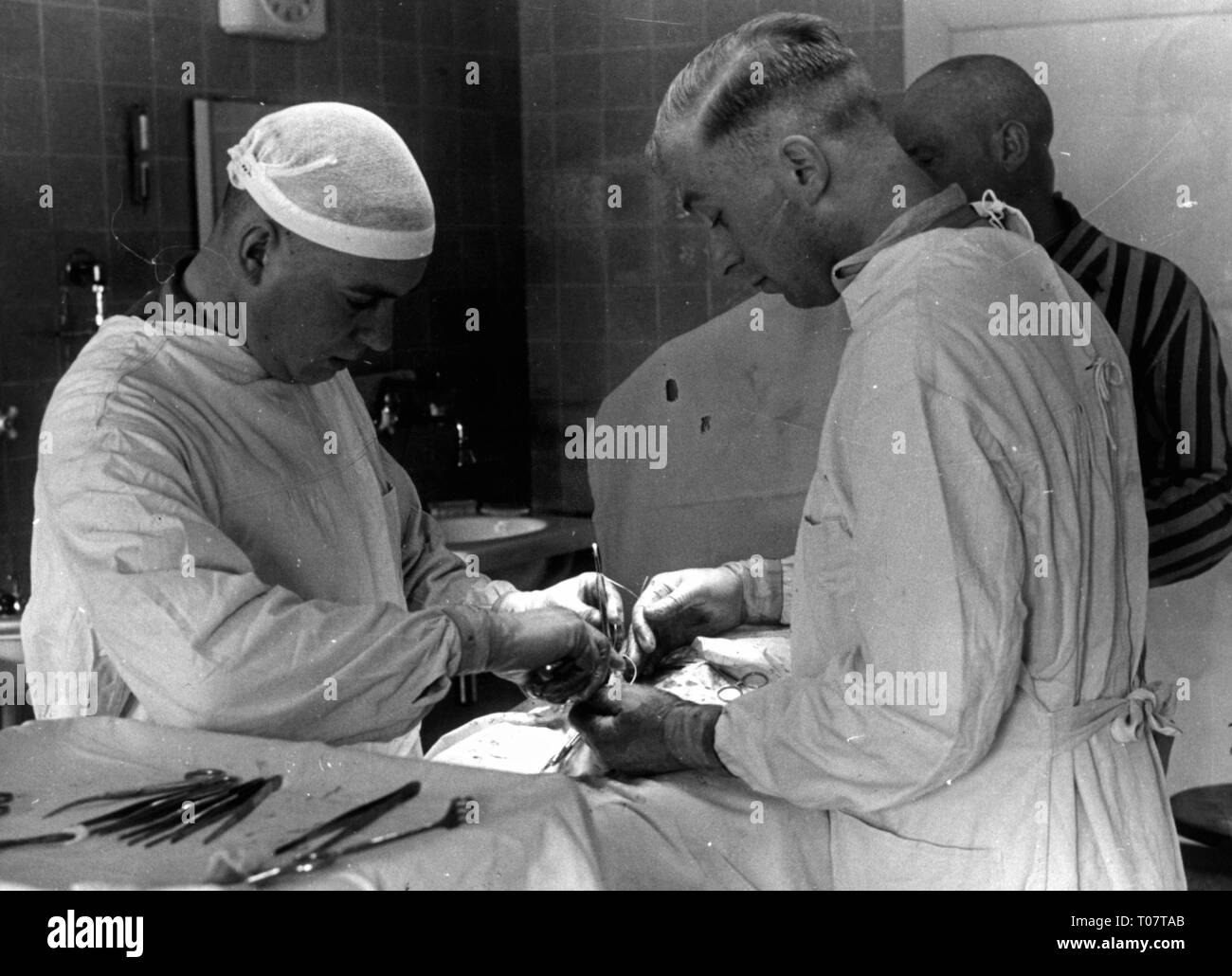 Nationalsozialismus / Nationalsozialismus, Verbrechen, KZ Sachsenhausen, sick Bay, Chirurgen während der Operation ein Leistenbruch, Februar 1941, Additional-Rights - Clearance-Info - Not-Available Stockfoto