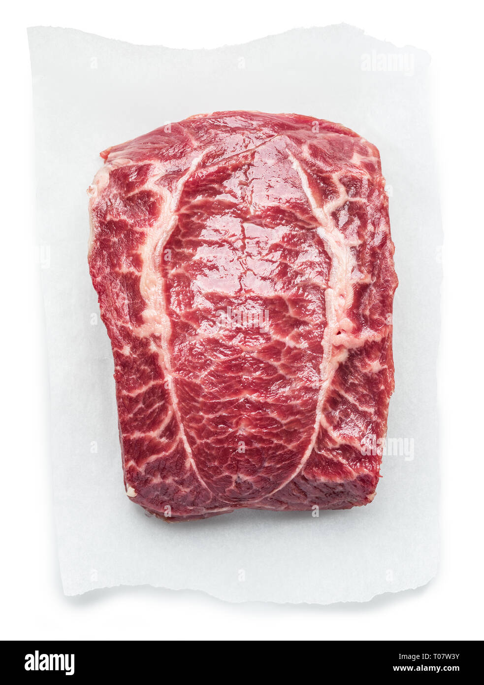 Die top Blade Steak oder Rindersteak auf Papier auf weißem Hintergrund. Stockfoto