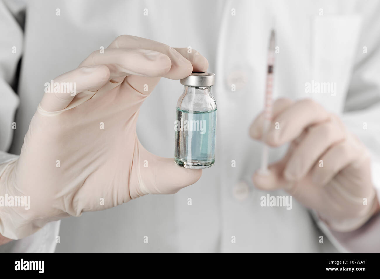 Arzt holding Injektion Flasche und Spritze. Innovative Impfstoff, die Prävention und Gesundheitsschutz. Stockfoto
