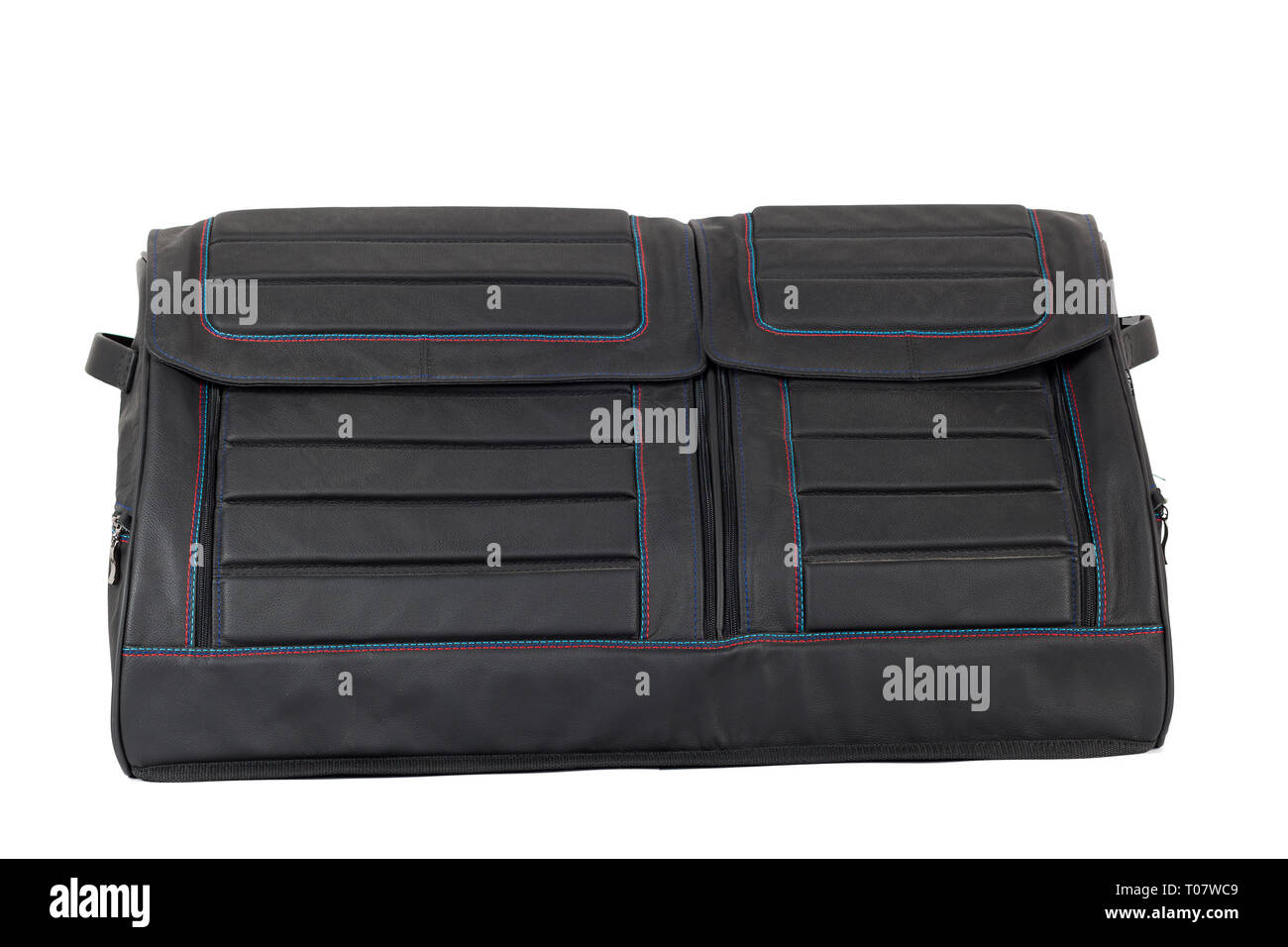 Schwarz Leder Tasche für Aufbewahrung von Sachen und das Reisen in den Kofferraum eines Autos auf einem weißen Hintergrund isoliert. Gepäck, handgefertigten Koffer Stockfoto