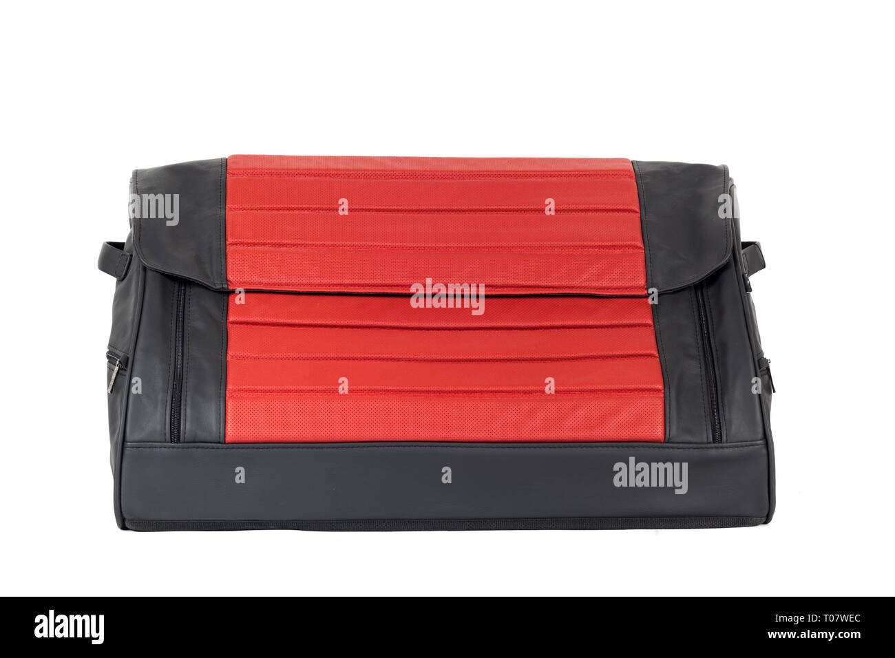 Schwarz-rot Leder Tasche für Aufbewahrung von Sachen und das Reisen in den Kofferraum eines Autos auf einem weißen Hintergrund isoliert. Gepäck, handgefertigten Koffer Stockfoto
