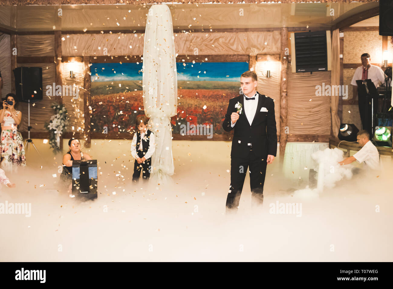 Schönen kaukasischen Hochzeit paar gerade geheiratet und Tanzen ihren ersten Tanz Stockfoto