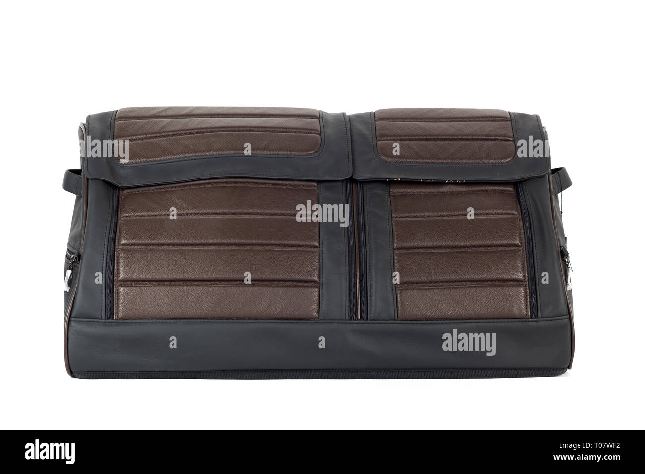 Schwarz-braun Leder Tasche für Aufbewahrung von Sachen und das Reisen in den Kofferraum eines Autos auf einem weißen Hintergrund isoliert. Gepäck, handgefertigten Koffer Stockfoto