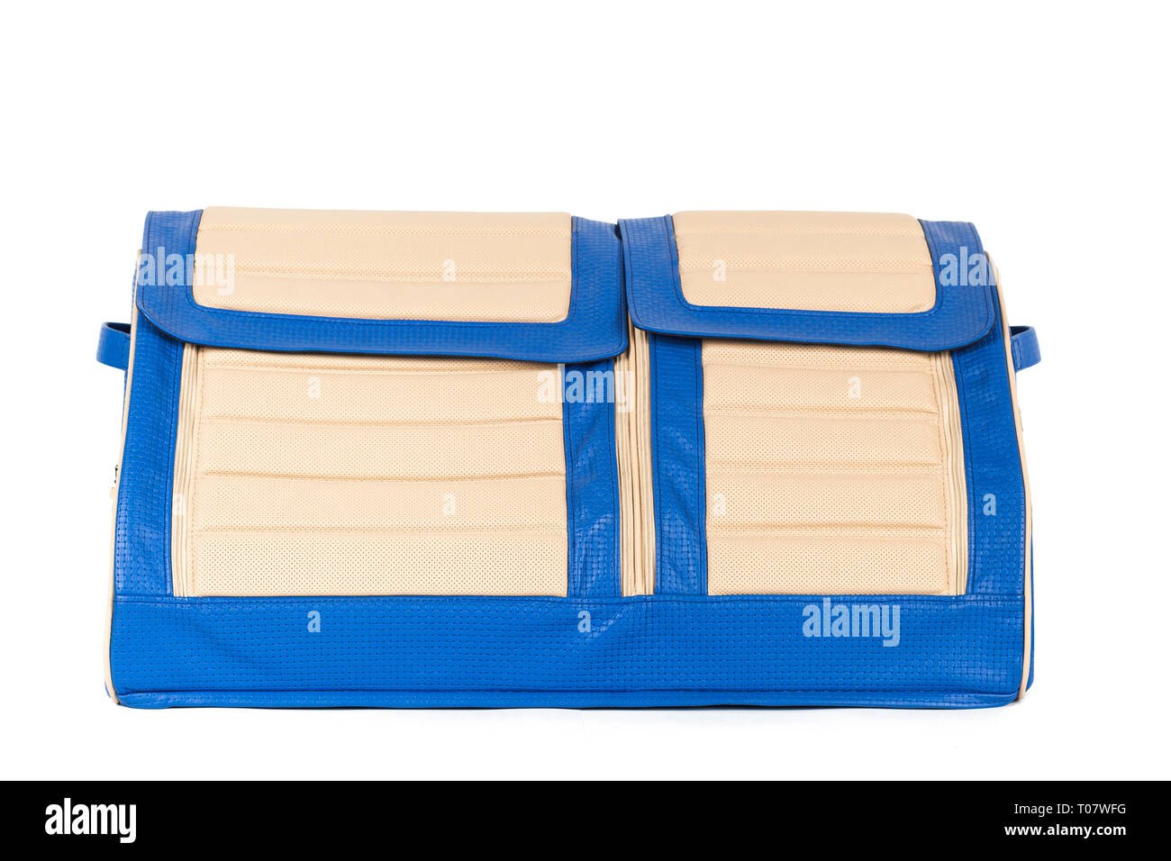 Blau-beige Leder Tasche für Aufbewahrung von Sachen und das Reisen in den Kofferraum eines Autos auf einem weißen Hintergrund isoliert. Gepäck, handgefertigten Koffer Stockfoto