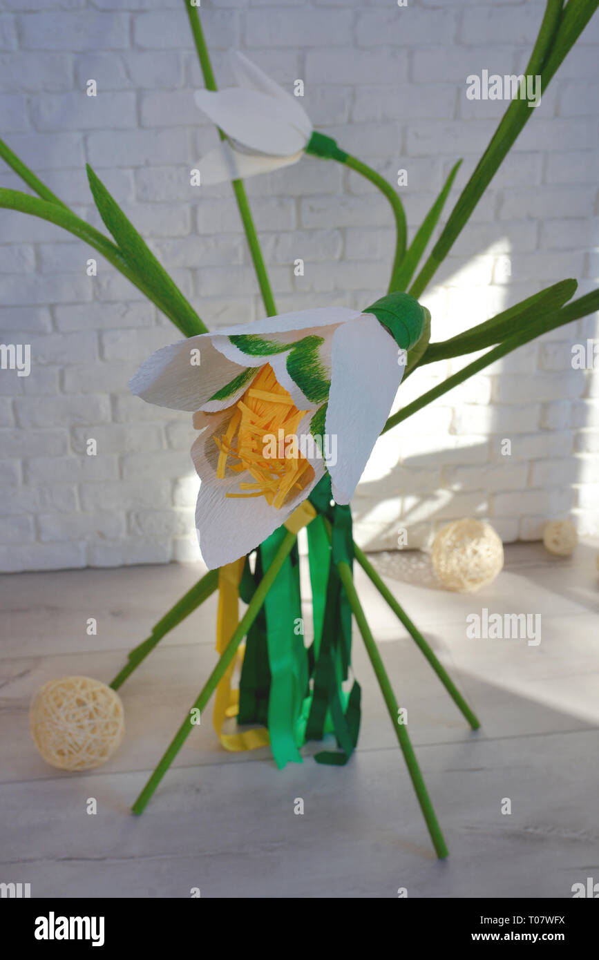 Große dekorative Schneeglöckchen im Wohnzimmer Stockfoto