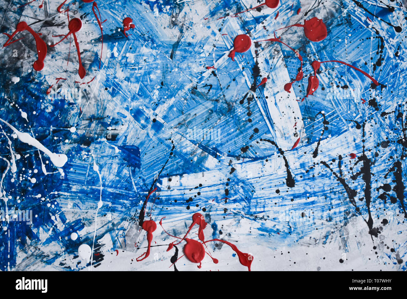 Schöne und interessante künstlerische abstrakte splatter Malerei mit Blau als dominierende Farbe, Acryl Malerei Stockfoto