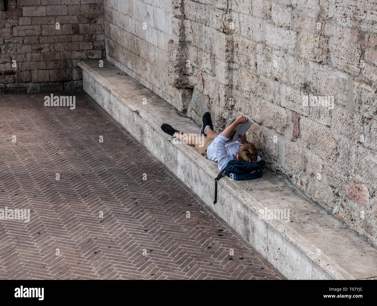 Italien, Umbrien, Perugia, mann lesen Stockfoto