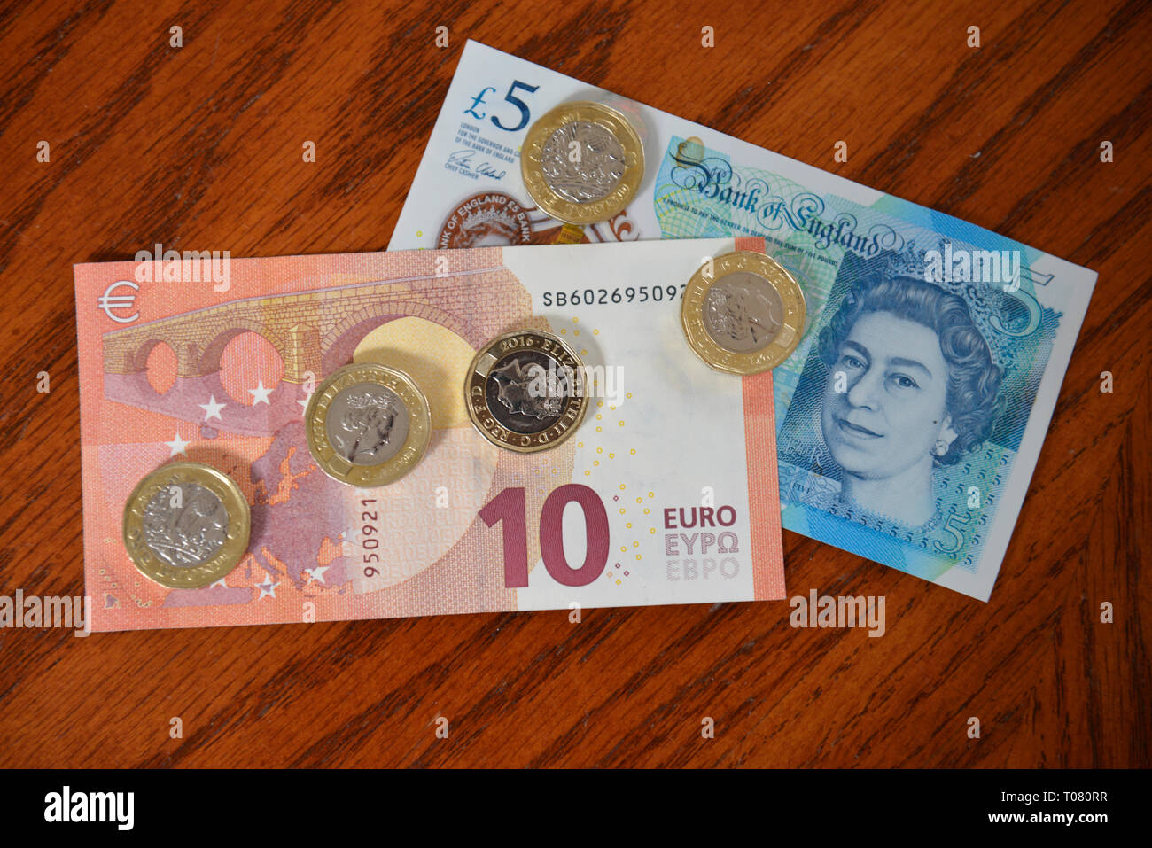 Britische pfund noten und euro banknoten und euro geldmünzen -Fotos und