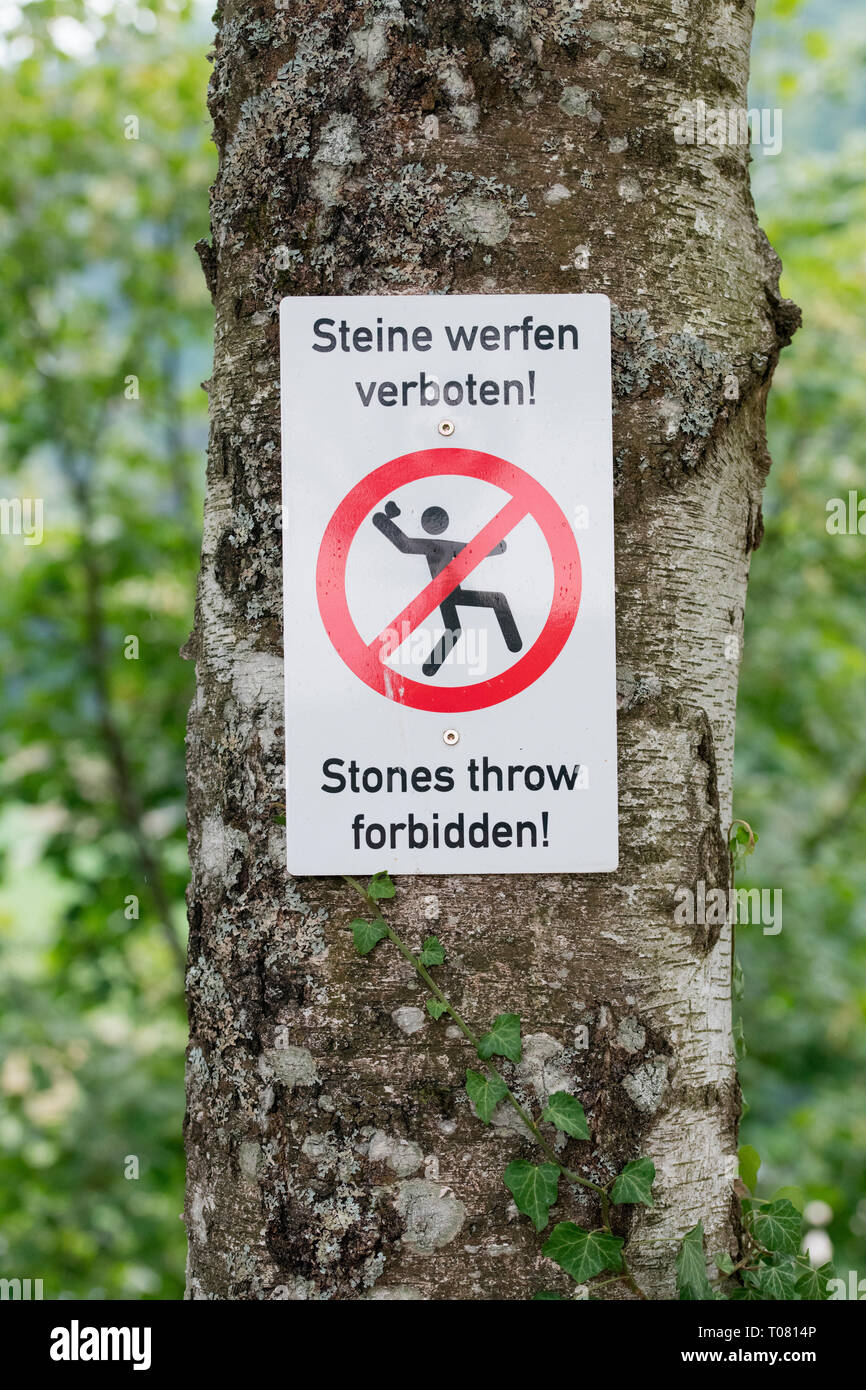 Verbotsschild steine werfe Fotos und Bildmaterial in hoher Auflösung