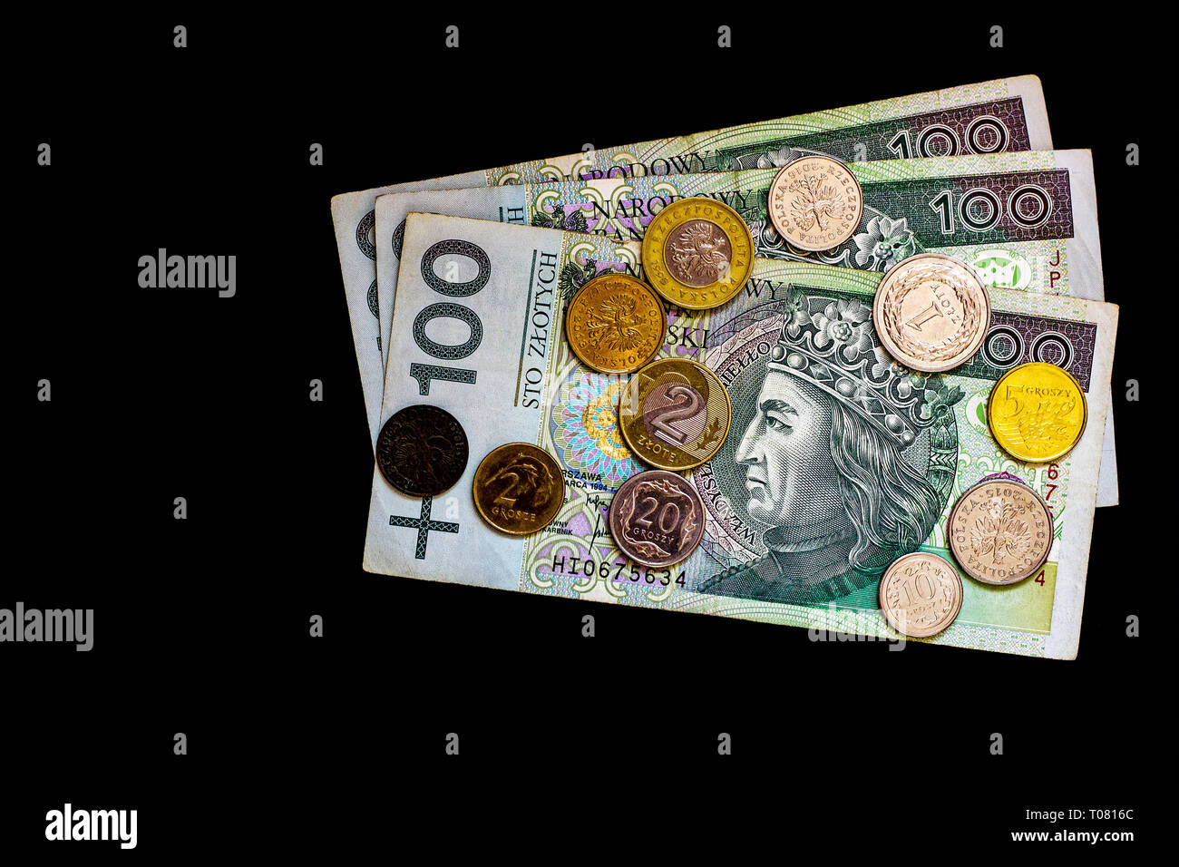 100 Zloty Rechnungen und Polen groszy Münzen. Polnische Papier hundert Währung Gelder auf schwarzem Hintergrund, Ansicht von oben Stockfoto