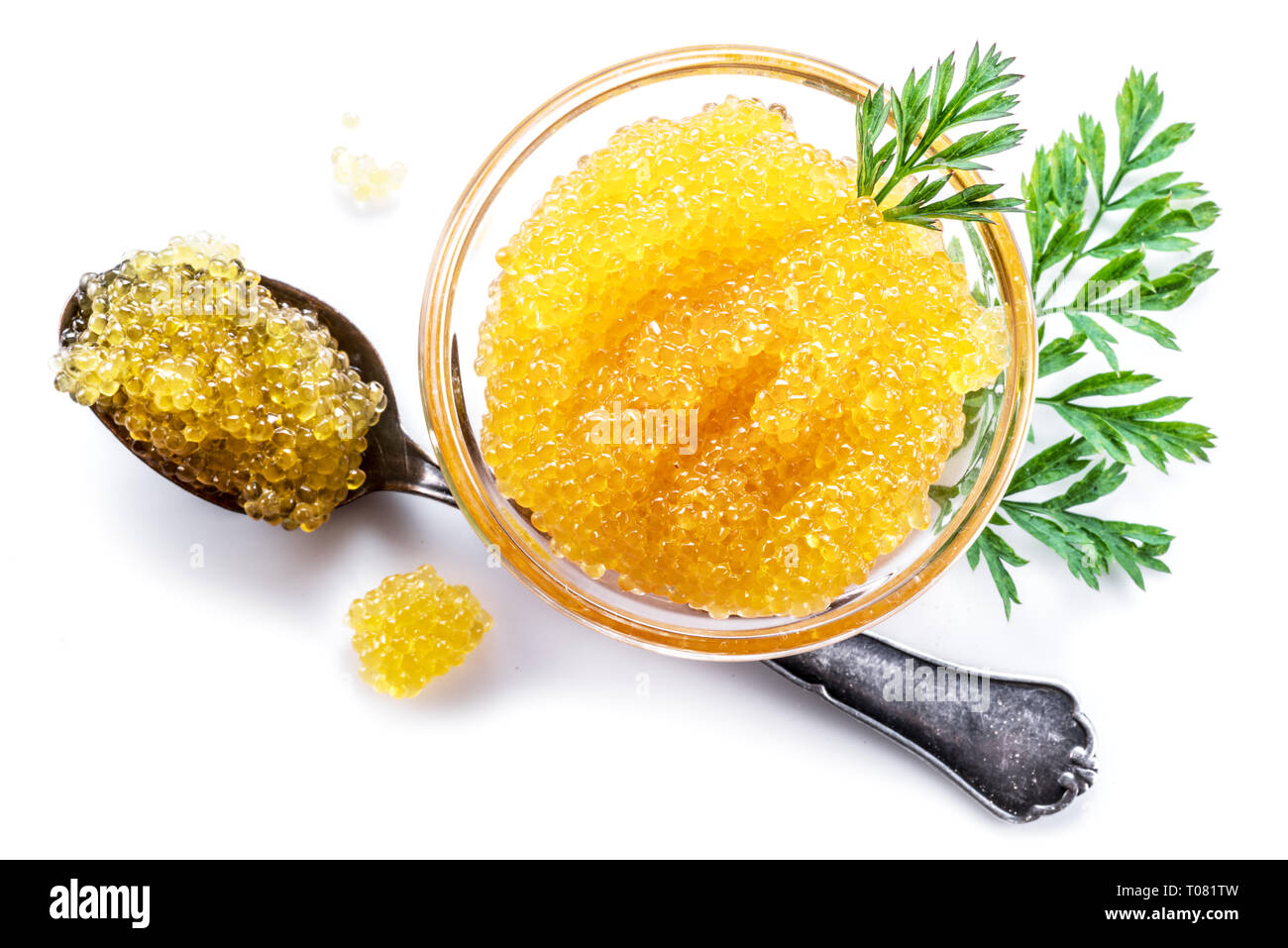 Hecht Kaviar oder Roe in der Schüssel auf weißem Hintergrund. Ansicht von oben. Stockfoto