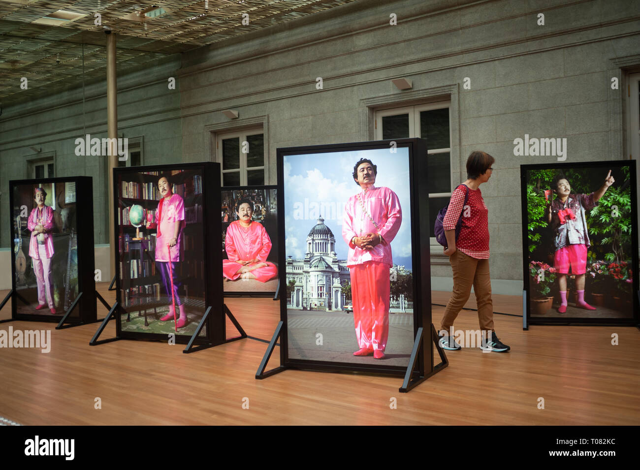 20.12.2018, Singapur, Singapur, Singapur - eine Frau besucht eine Ausstellung in der National Gallery in Singapur. 0 SL 181220 D001 CAROEX.JPG [MODEL RELEASE: Stockfoto