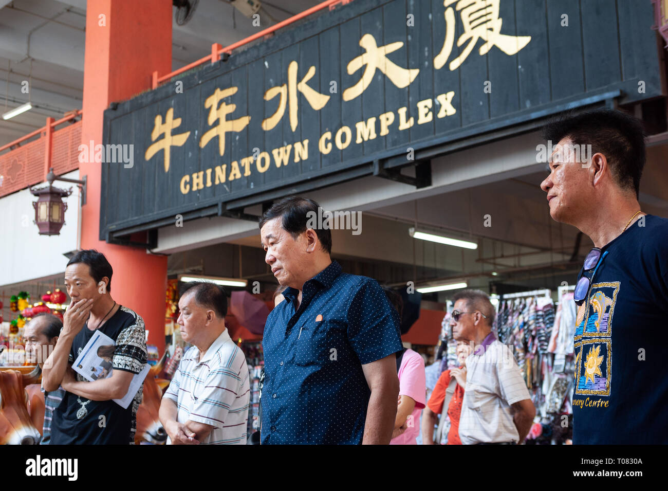 06.01.2019, Singapur, Singapur, Singapur - ältere Männer vor dem Chinatown Komplex in Kreta Ayer Platz treffen. 0 SL 190106 D003 CAROEX.JPG [MODELL RE Stockfoto