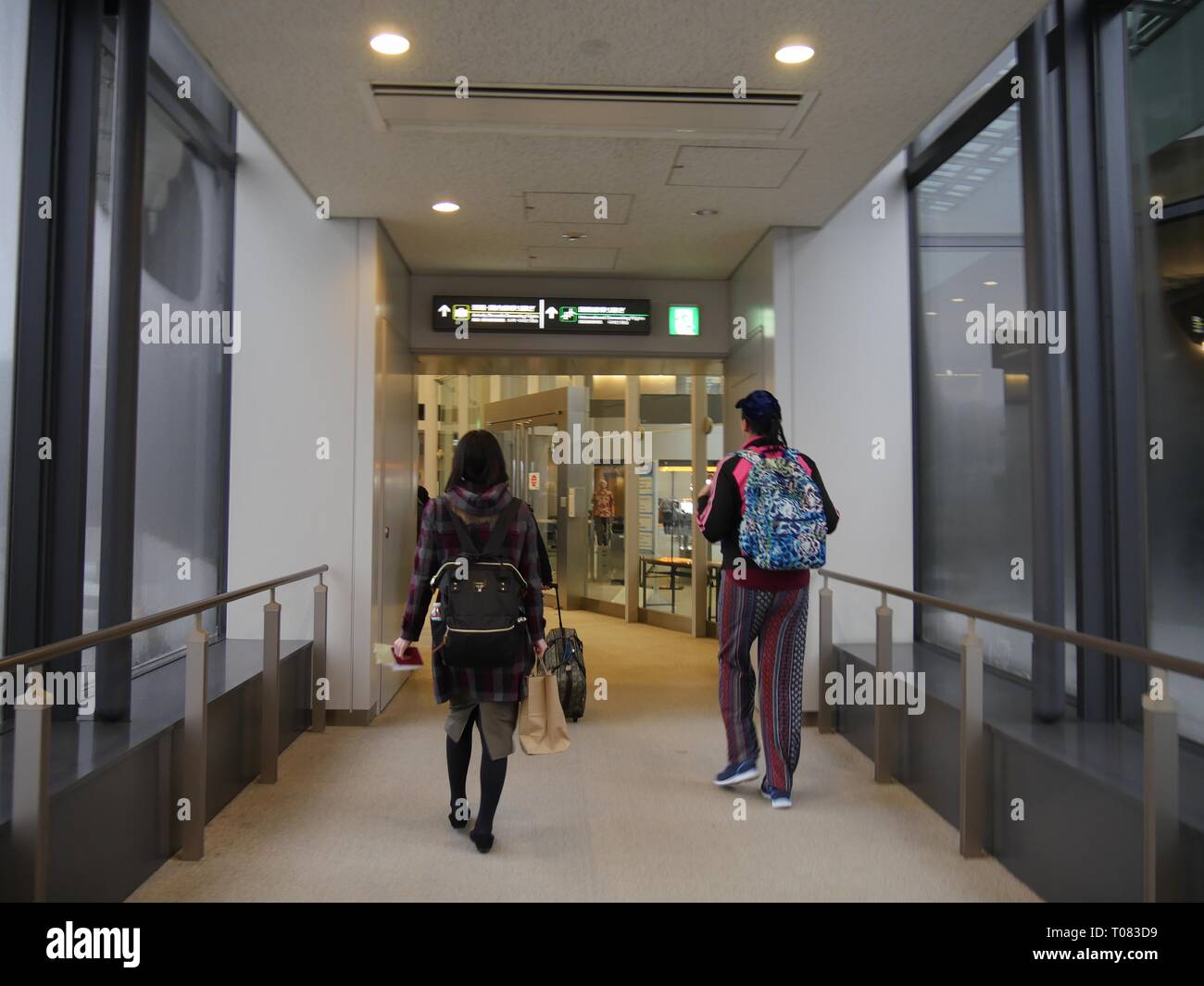 TOKIO, JAPAN – 2018. FEBRUAR: Passagiere kommen am Narita International Airport an. Stockfoto