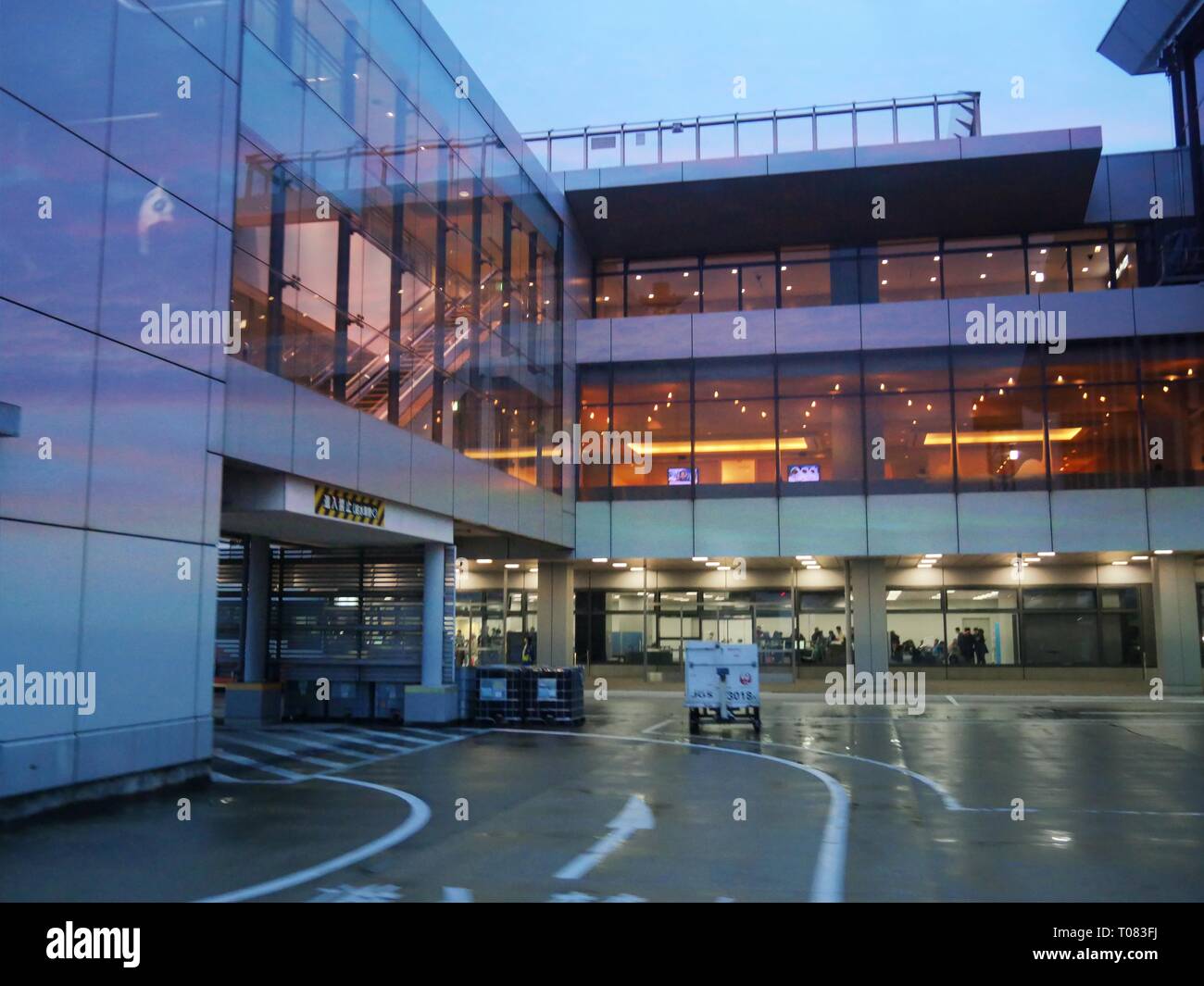 TOKIO, JAPAN – 2018. FEBRUAR: Gebäude vor dem Abflug des Narita International Airport Stockfoto