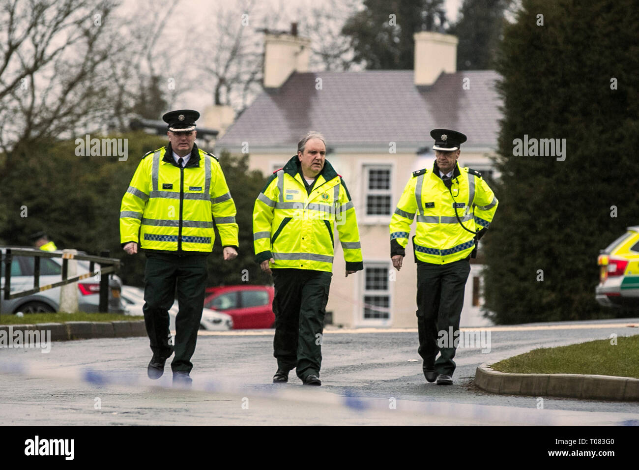 Der stellvertretende Polizeichef Mark Hamilton (links) der PSNI, Nigel Ruddell (Mitte) des Nordirland Krankenwagen, und Betriebsleiter Mike Baird, District Commander für PSNI Mid-Ulster, am Greenvale Hotel in Cookstown, Co Tyrone, in Nordirland, wo drei junge Menschen an einer Partei, war im Hotel auf St. Patrick's Day Abend bewirtet wird gestorben sind. Stockfoto