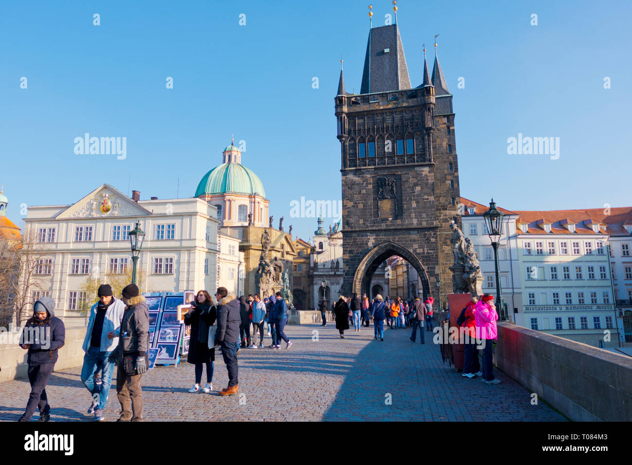 Die Karlsbrücke, Altstädter Brückenturm und Charles Brücke Museum, Prag, Tschechische Republik Stockfoto