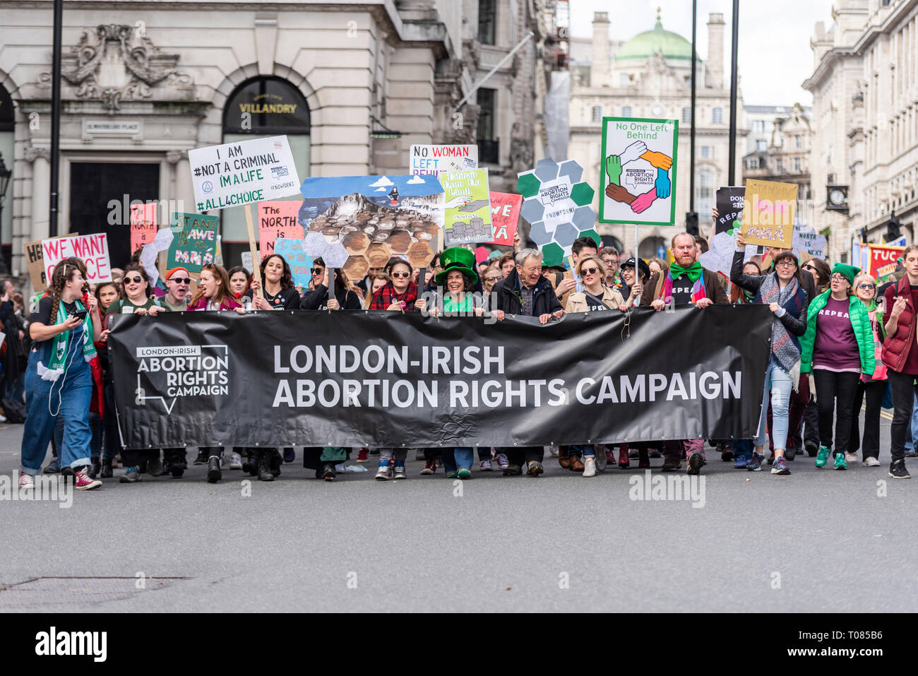 London Irish Abtreibung Rechte Kampagne Frauen an der St. Patrick's Day Parade London 2019. Demonstrieren. Banner. Plakate Stockfoto