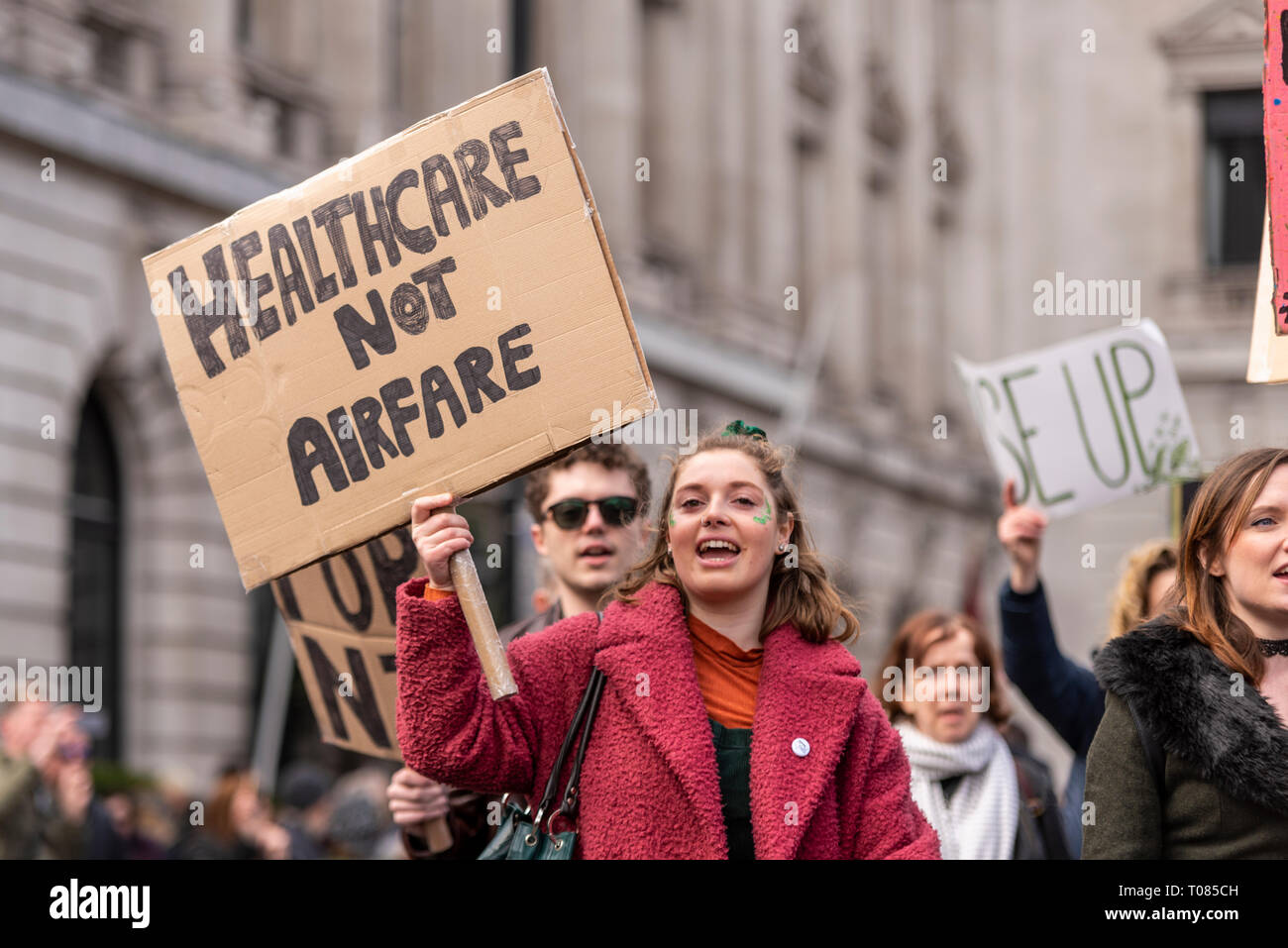 London Irish Abtreibung Rechte Kampagne Frauen an der St. Patrick's Day Parade London 2019. Demonstrieren. Plakat healthcare nicht airfare Stockfoto