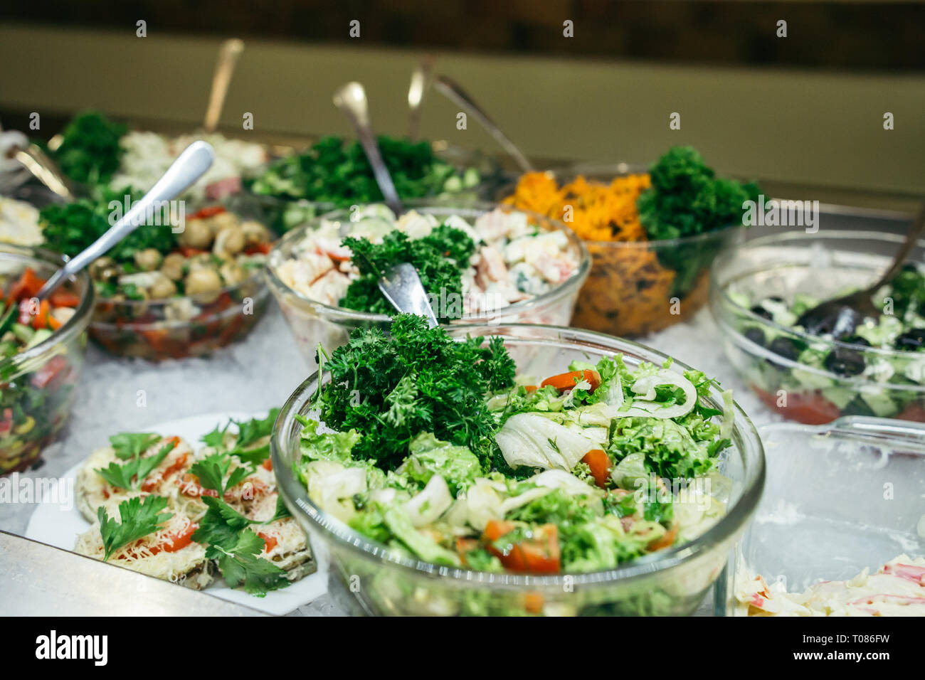 Griechisches Essen Hintergrund. Griechischer Salat, Feta, Oliven und Gemüse. Traditionelle griechische Gerichte. Platz für Text. Essen für Teilen Stockfoto