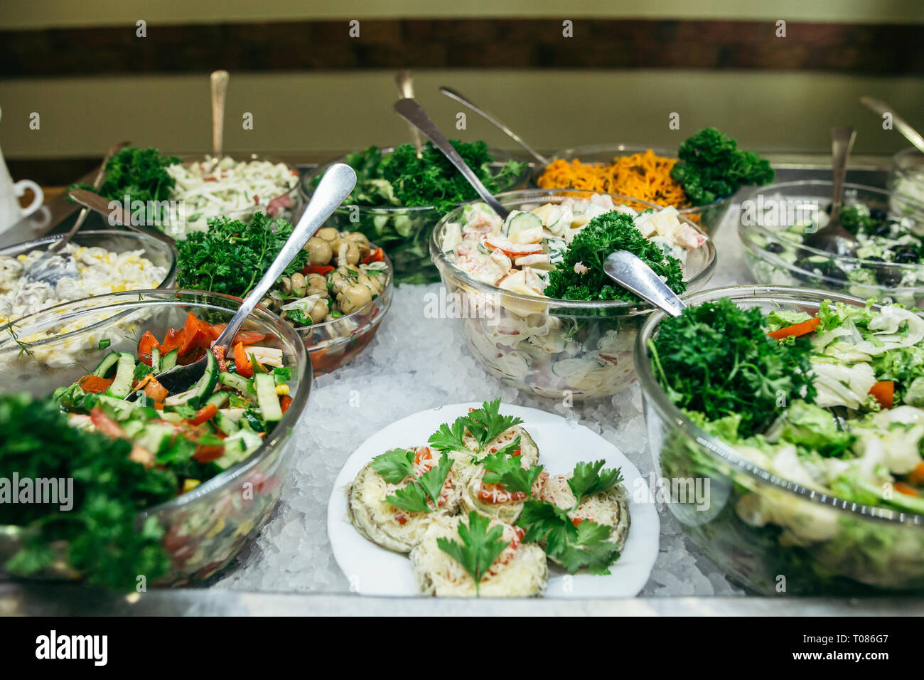 Griechisches Essen Hintergrund. Griechischer Salat, Feta, Oliven und Gemüse. Traditionelle griechische Gerichte. Platz für Text. Essen für Teilen Stockfoto