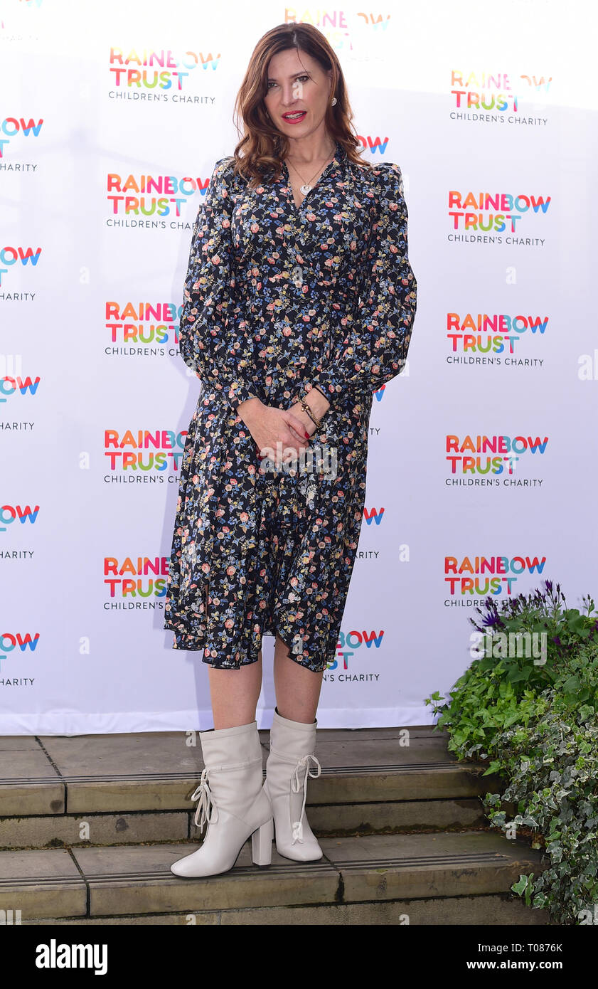 Ronni Ancona anreisen, für das Vertrauen, das in der Mode Event im Grosvenor House in London Park Lane, wo Harvey Nichols Designer präsentieren werden an eine Berühmtheit - verzierte Mode Geldbeschaffer für Kinder der Liebe die Regenbogen Vertrauen. Stockfoto