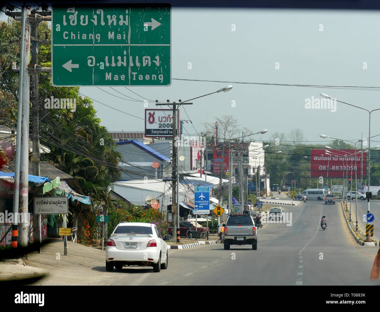 MAE TAENG, THAILAND - 2018. MÄRZ: Leichter Mittagsverkehr in Mae Taeng mit Wegweisern nach Chiang Mai. Stockfoto