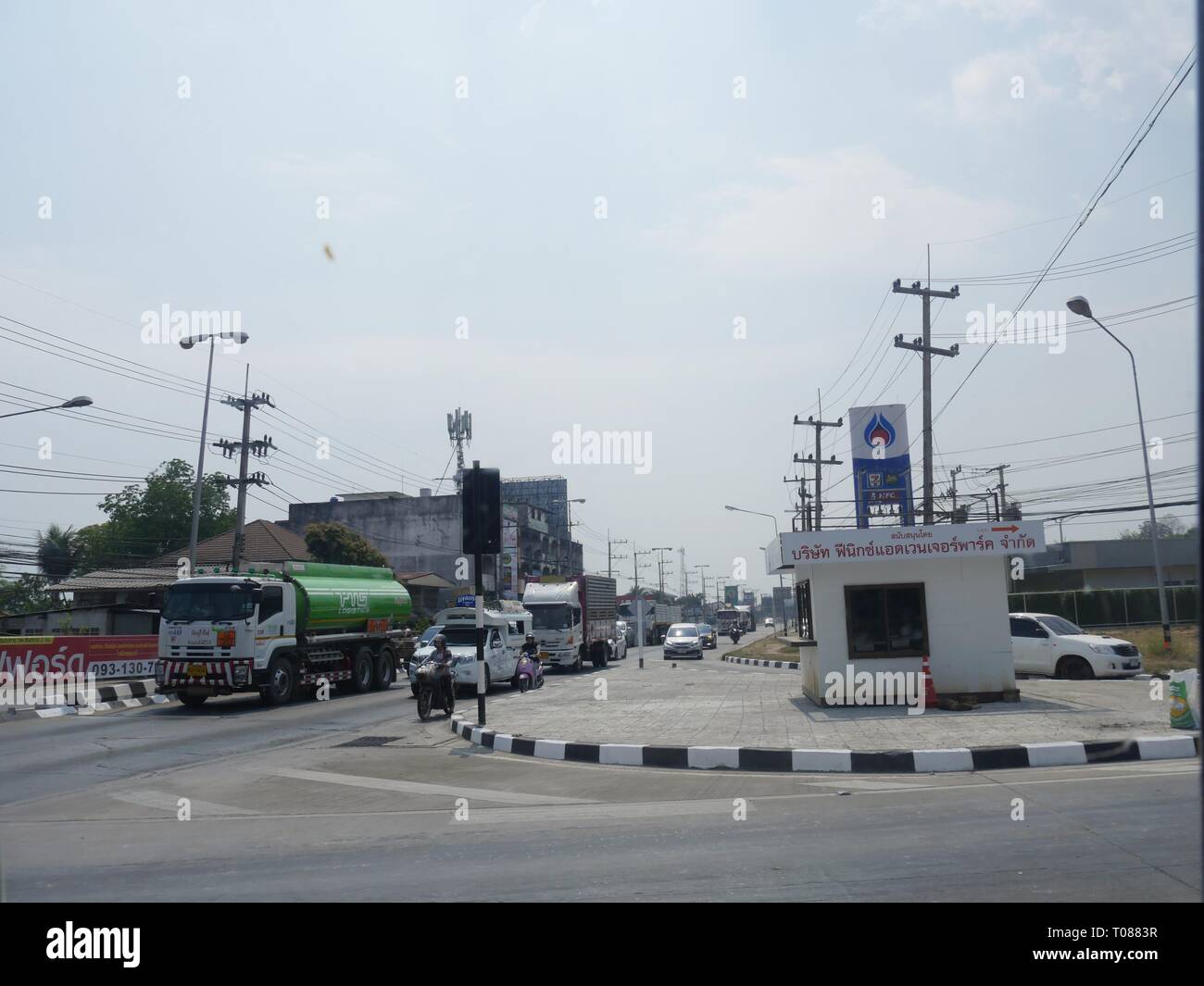 MAE TAENG, THAILAND - 2018. MÄRZ: Leichter Mittagsverkehr an einer Kreuzung in Mae Taeng, Thailand. Stockfoto