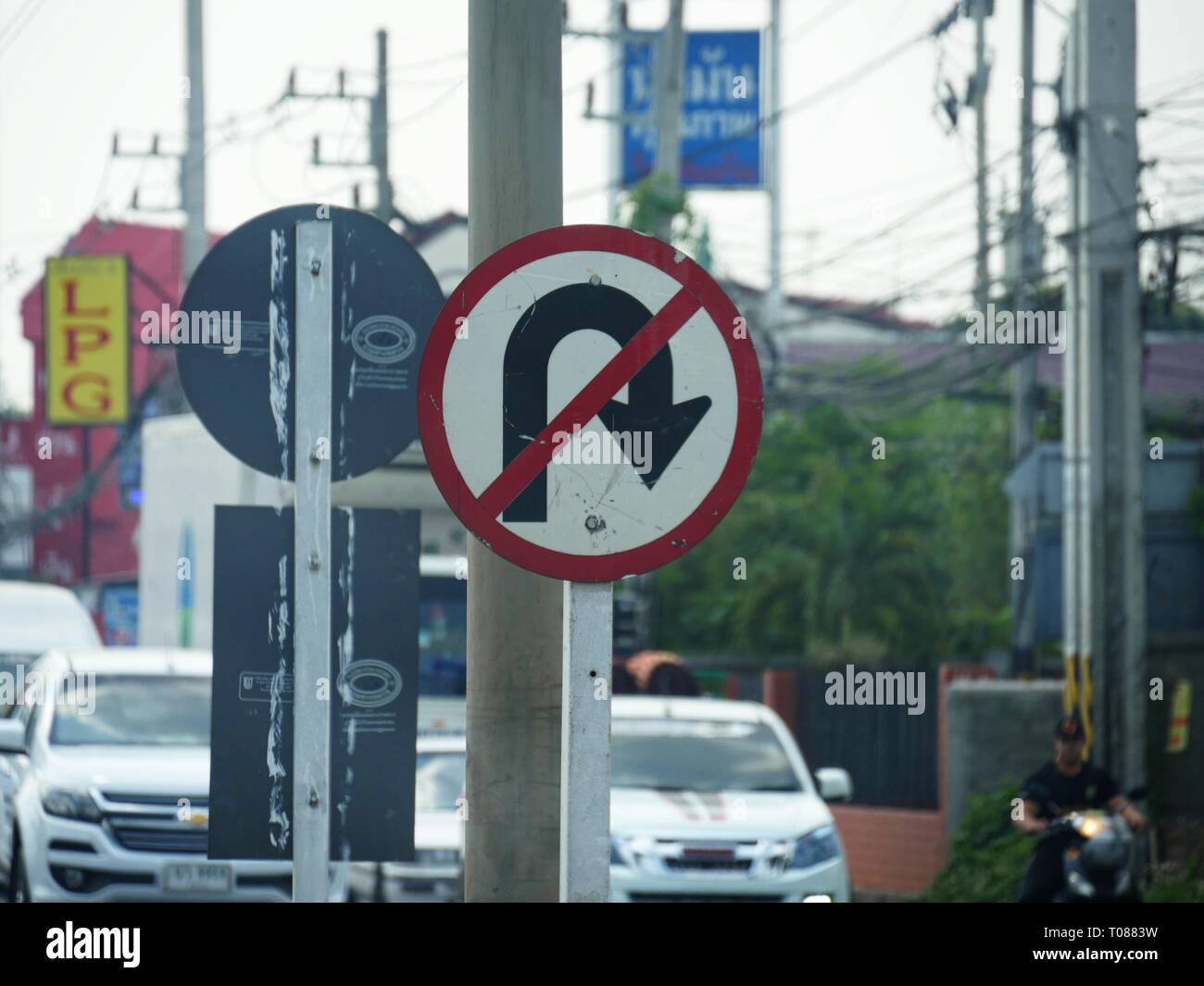 MAE TAENG, THAILAND--MÄRZ 2018: Wegweiser für No U-Turn auf der Straße in Chiang Mai. Stockfoto